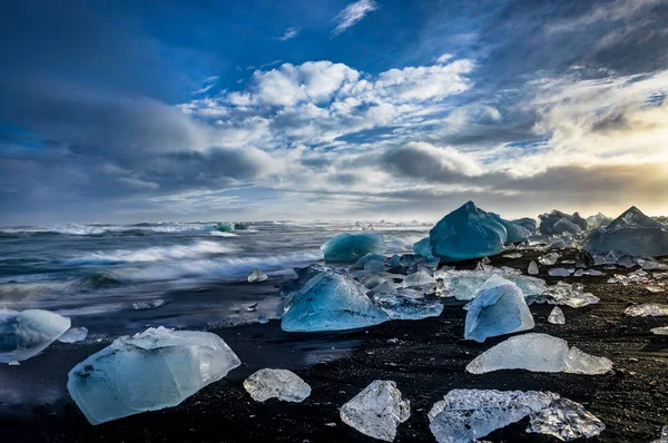 Jéghegyek lebeg a Jokulsarlon, sunset arany óra a glac — Stock Fotó