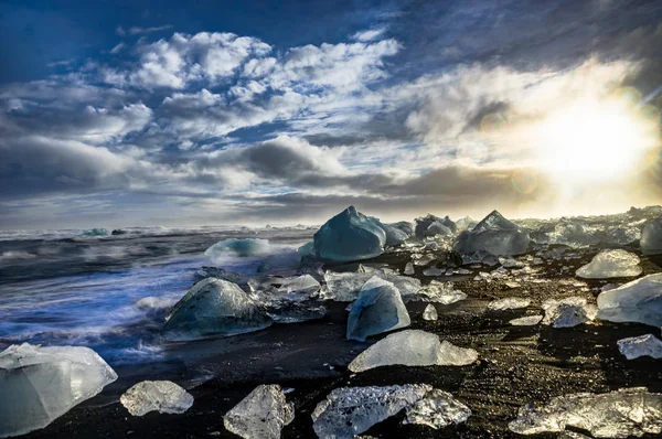 Icebergs flottant dans Jokulsarlon au coucher du soleil heure dorée avec glac — Photo