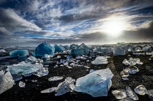 Icebergs flotando en Jokulsarlon al atardecer hora dorada con glac —  Fotos de Stock