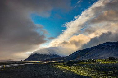 Dağlar ve mavi gökyüzü ile siste Vatnajokull buzul kaplı