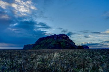 İzlanda manzara yeşil yosun ve dağlar dar doğru manzaralı
