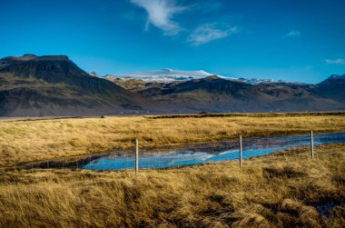 İzlanda manzara yeşil yosun ve dağlar clo doğru manzaralı