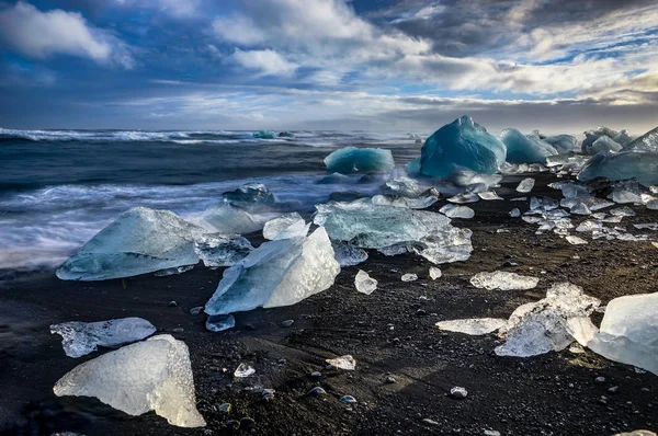 Icebergs flotando en Jokulsarlon al atardecer hora dorada con glac — Foto de Stock