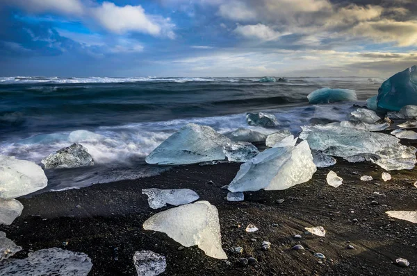 Icebergs flutuando em Jokulsarlon ao pôr-do-sol hora dourada com glac — Fotografia de Stock