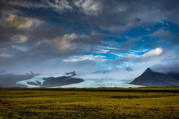 Glaciar Vatnajokull coberto de nevoeiro com montanhas e céu azul — Fotografia de Stock