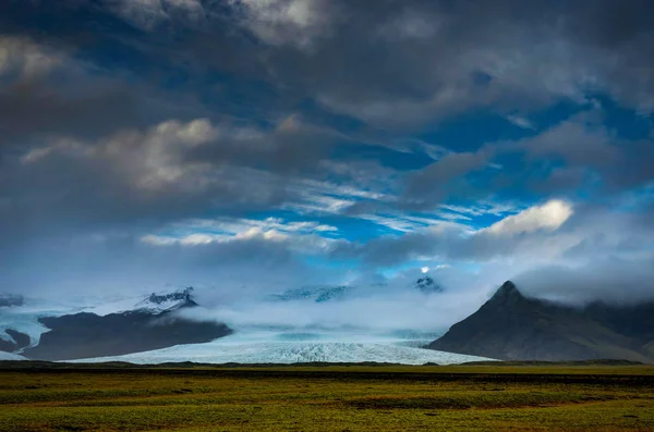 Ledovce Vatnajokull kryté v mlze s horami a modrá obloha — Stock fotografie