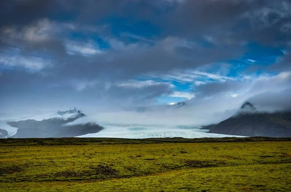 Ghiacciaio Vatnajokull coperto di nebbia con montagne e cielo blu — Foto Stock