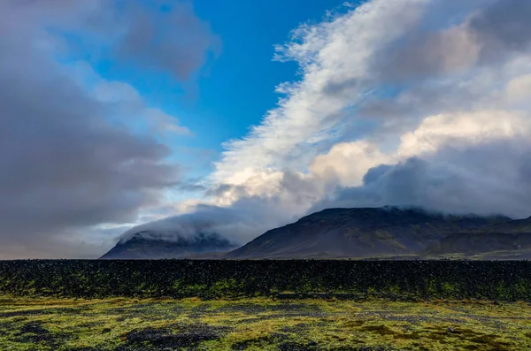 Glaciar Vatnajokull coberto de nevoeiro com montanhas e céu azul — Fotografia de Stock