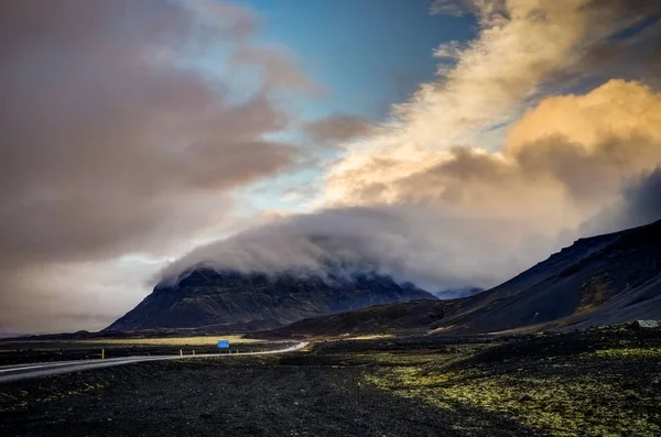 Vatnajokull 氷河が山と青い空と霧で覆われています。 — ストック写真