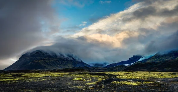 Glaciar Vatnajokull coberto de nevoeiro com montanhas e céu azul — Fotografia de Stock