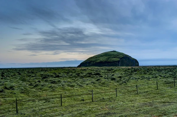 Dağ ve nehir çimen ve Viyadükler, yatay, İzlanda — Stok fotoğraf