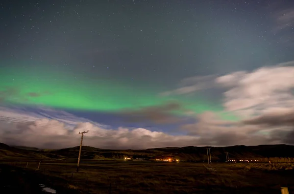 Norrsken-Aurora Borealis över landskapet på Island — Stockfoto