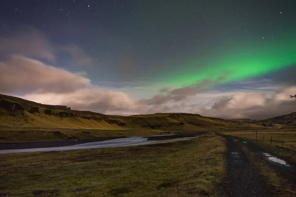 แสงเหนือ Aurora Borealis เหนือภูมิทัศน์ในไอซ์แลนด์ — ภาพถ่ายสต็อก