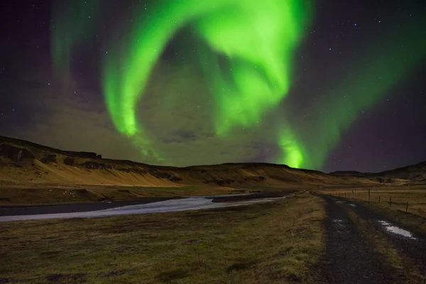 แสงเหนือ Aurora Borealis เหนือภูมิทัศน์ในไอซ์แลนด์ — ภาพถ่ายสต็อก