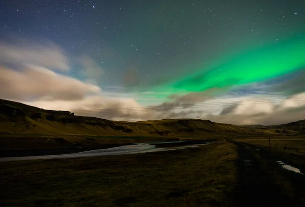 Aurora boreale sopra il paesaggio in Islanda — Foto Stock