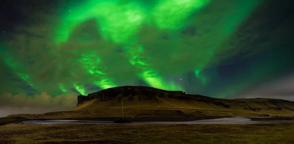 Aurora boreale sopra il paesaggio in Islanda — Foto Stock