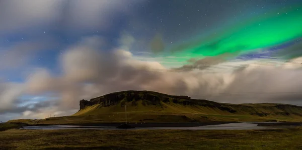 Zorza polarna Zorza polarna nad krajobraz w Islandii — Zdjęcie stockowe