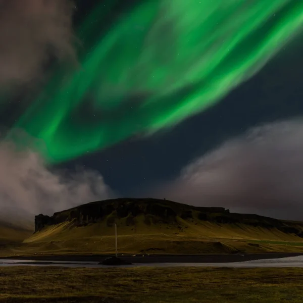 Kuzey ışıkları Aurora Borealis İzlanda manzara yukarıda — Stok fotoğraf