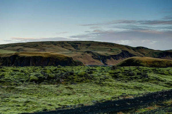 Islândia Paisagem com musgo verde e vista para as montanhas dar — Fotografia de Stock