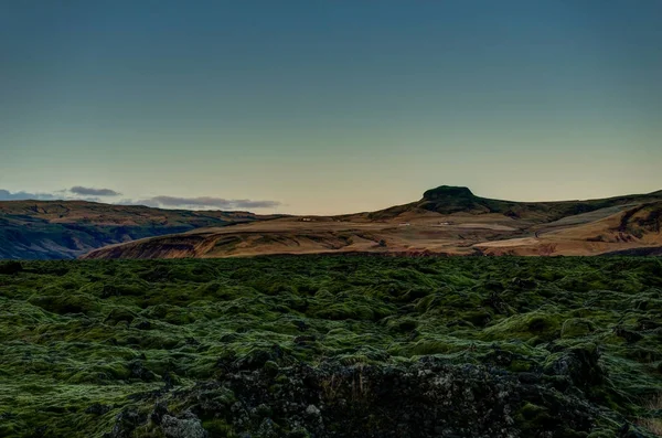 İzlanda manzara yeşil yosun ve dağlar dar doğru manzaralı — Stok fotoğraf