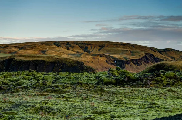 Islandská krajina s zeleným mechem a pohled směrem k pohoří dar — Stock fotografie