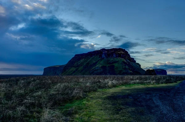 Islandská krajina s zeleným mechem a pohled směrem k pohoří dar — Stock fotografie