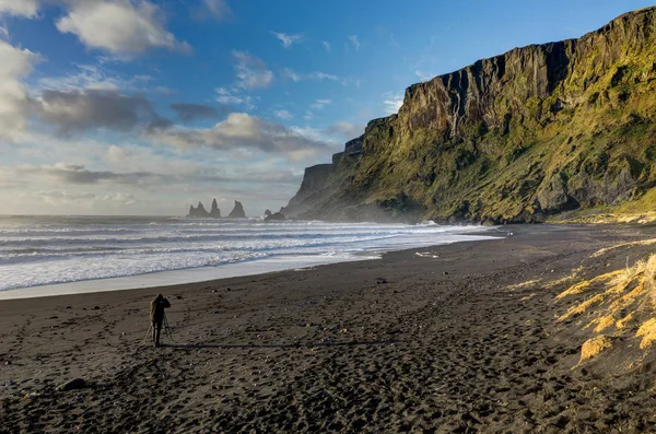 Photographe à Black Beach et Sea-stacks à Vik Islande avec m — Photo