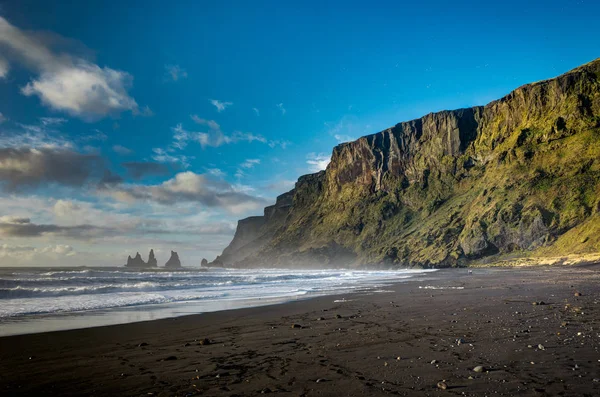 Černá pláž a moře balíčky v Vik Islandu s vlnami, hory — Stock fotografie