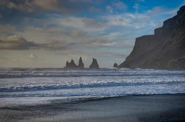 Černá pláž a moře balíčky v Vik Islandu s vlnami, hory — Stock fotografie