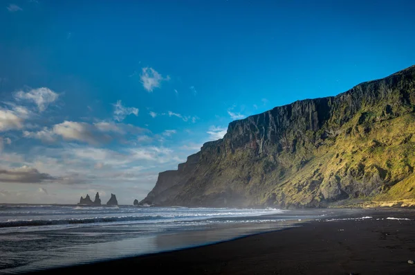 Černá pláž a moře balíčky v Vik Islandu s vlnami, hory — Stock fotografie