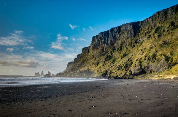 Černá pláž a moře balíčky v Vik Islandu s vlnami, hory — Stock fotografie