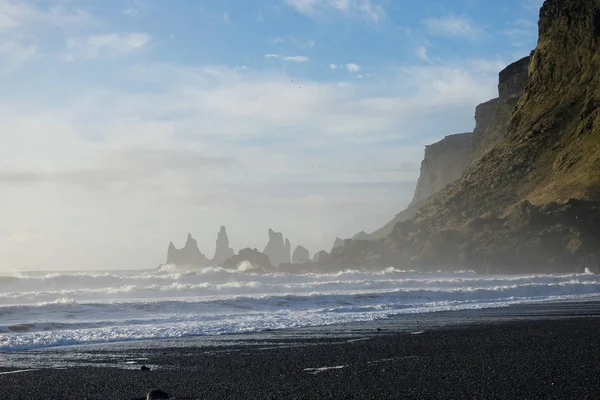 Black Beach and Sea-stacks in Vik Iceland with mountains waves a — Stock Photo, Image