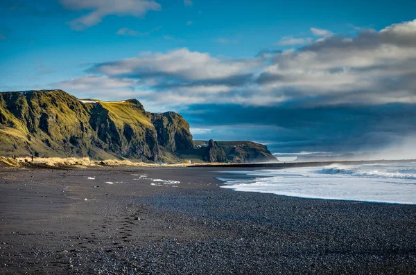 Black Beach et Sea-stacks à Vik Islande avec des vagues de montagnes a — Photo