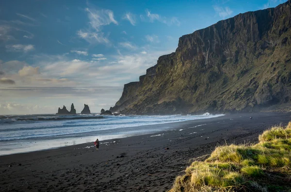 Personne Touriste à Black Beach et Sea-stacks à Vik Islande avec — Photo