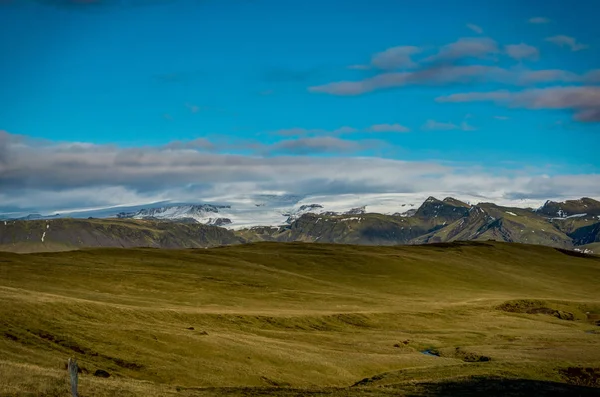 Se modrá obloha a mraky v Vik Islandu — Stock fotografie