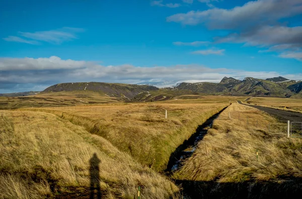 Vista del paisaje con cielo azul y nubes en Vik Islandia — Foto de Stock