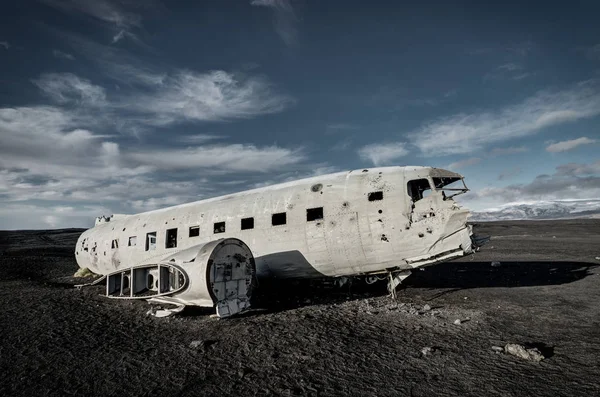 Uçak enkazı Solheimasandur İzlanda üzerinde siyah kum plaj — Stok fotoğraf