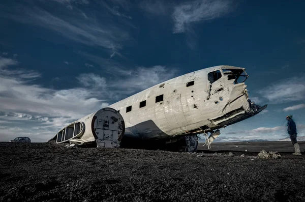 Uçak enkazı Solheimasandur İzlanda üzerinde siyah kum plaj — Stok fotoğraf