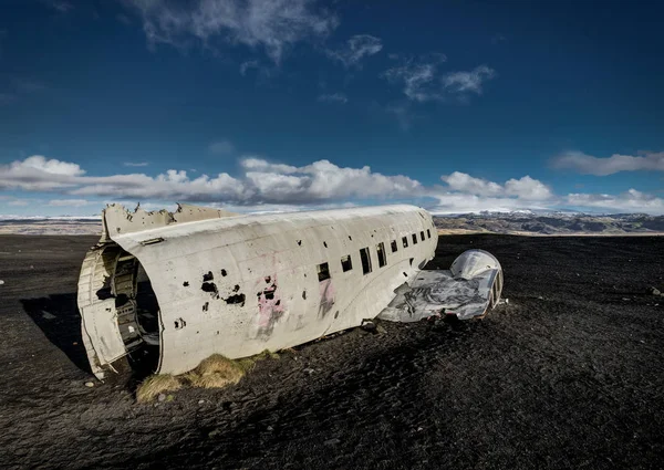 Uçak enkazı Solheimasandur İzlanda üzerinde siyah kum plaj — Stok fotoğraf