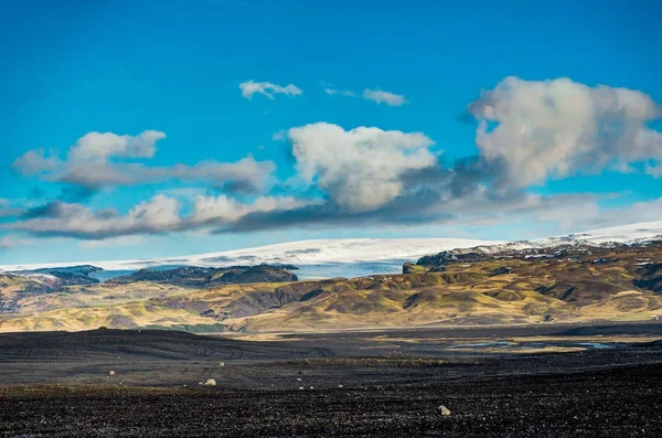 Visa hela svarta stranden mot Eyjafjallajökull volcano — Stockfoto