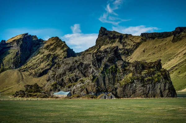 Islândia Paisagem com musgo verde e vista para as montanhas clo — Fotografia de Stock