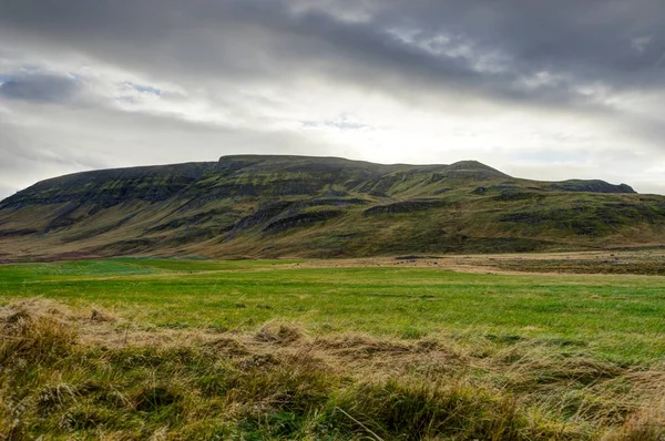 Islandská krajina s zeleným mechem a pohled směrem k pohoří clo — Stock fotografie