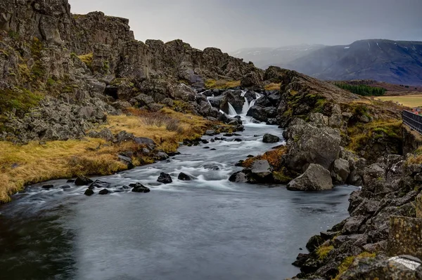 Islandská krajina s zeleným mechem a pohled směrem k pohoří clo — Stock fotografie