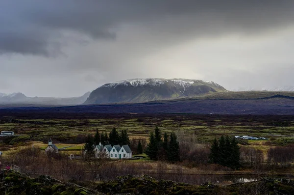 Islande Paysage avec petites maisons et montagne dans le backgroun — Photo