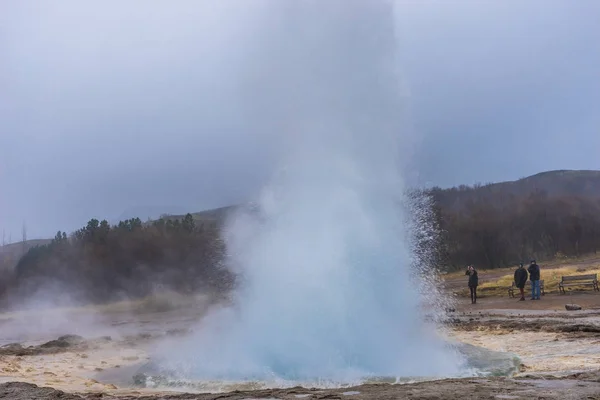 Strokkur Geysir i Island Gyllene cirkeln nära Reykjavik — Stockfoto