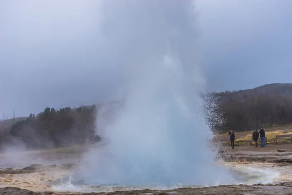 Strokkur Geysir i Island Gyllene cirkeln nära Reykjavik — Stockfoto