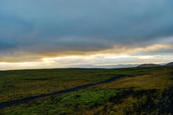 Západ slunce nad krajinu Islandu s zeleným mechem během zlaté hodiny — Stock fotografie