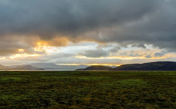 Pôr do sol sobre a Islândia Paisagem com musgo verde durante a hora de ouro — Fotografia de Stock