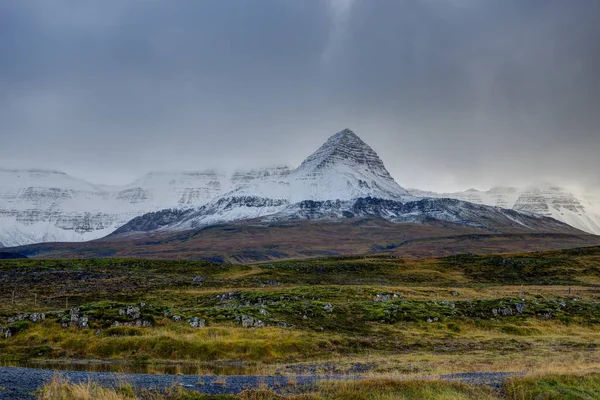 Montanha natureza vista Islândia durante o céu do pôr do sol Nuvens boné de neve — Fotografia de Stock