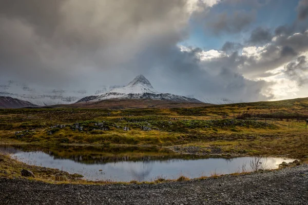 Montanha natureza vista Islândia durante o céu do pôr do sol Nuvens boné de neve — Fotografia de Stock